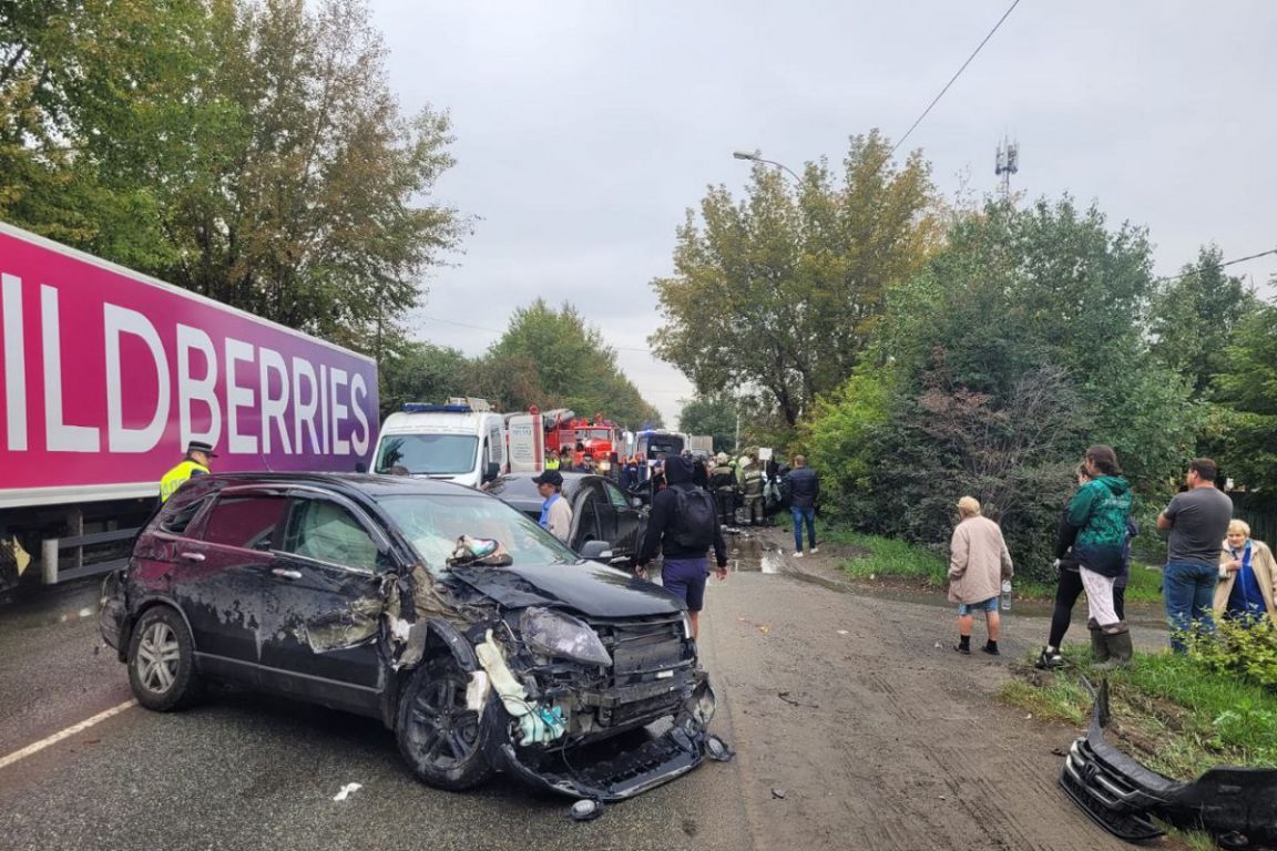 В Екатеринбурге два автомобиля загорелись после ДТП на Реактивной -  «Уральский рабочий»